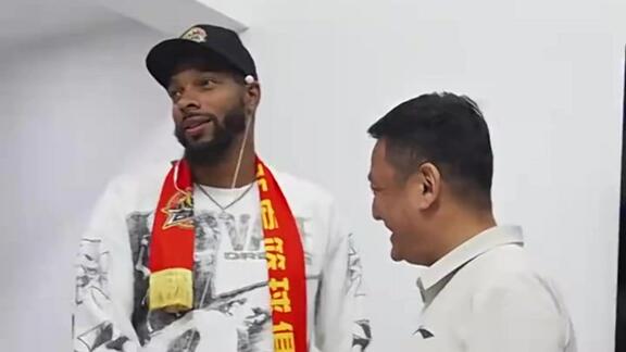 猛虎出笼！吉林外援珀塞尔抵达长春 球迷热情接机
