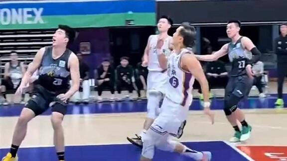 以赛代练！北控男篮热身赛对抗激烈强度拉满