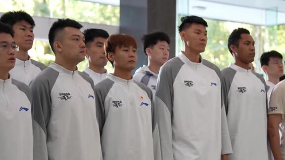 追忆奋斗历程！北京男篮来到井冈山为革命烈士献花
