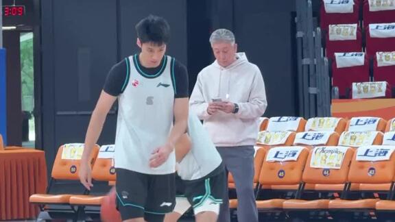 儒雅坐镇！郑永刚以总教练身份随队出征揭幕战