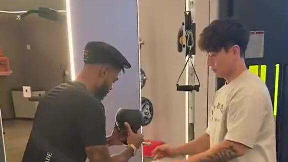 态度100分！拉塞尔揭幕战后第一时间健身房加练