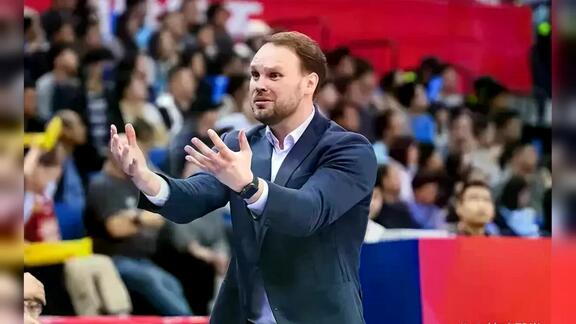 鬧他！山西主帥更衣室鼓舞士氣 謝智杰秀倒立絕活